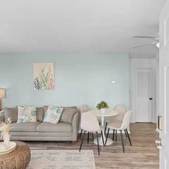 Steps from the Beach l Full Kitchen l Top Floor