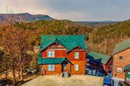 6BDR Cabin ~ Heated Pool l Arcade Games l Theater - Image 2