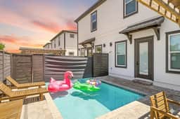 Luxury 5-Bedroom Duplex with Pool - Image 2