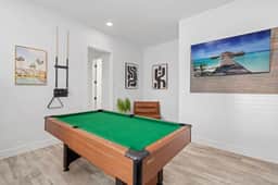 Luxury 5-Bedroom Duplex with Pool - Image 4