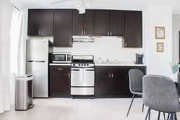 Central Condo l Close to Beach l Full Kitchen - Image 2