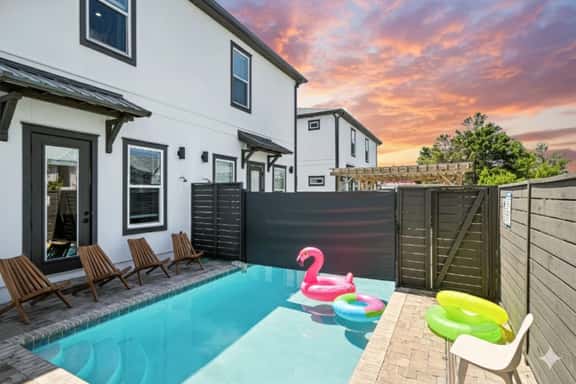 Luxury Duplex Steps from the Beach - Image 1