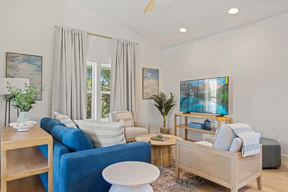 Stylish 1-Bedroom Condo Near Beach - Image 1