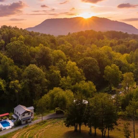 5BDR Modern Farm Compound: Pool, Hot Tubs, Trails - Image 1