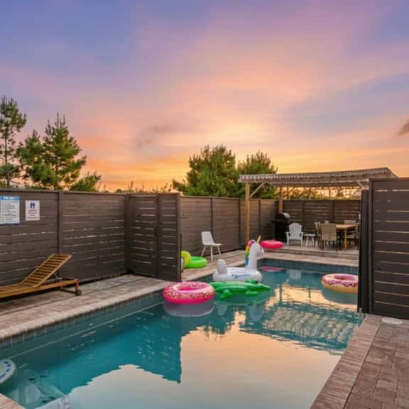 Luxury 5-Bedroom Duplex with Pool - Image 1
