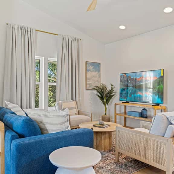 Stylish 1-Bedroom Condo Near Beach - Image 1