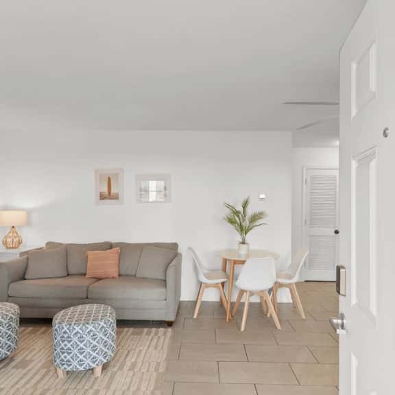 Central Location l Steps from Ocean l Top Floor - Image 1