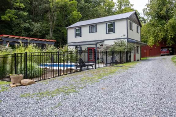 5BDR Modern Farm Compound: Pool, Hot Tubs, Trails - Image 5