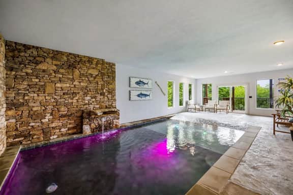 6BDR Cabin ~ Heated Pool l Arcade Games l Theater - Image 5
