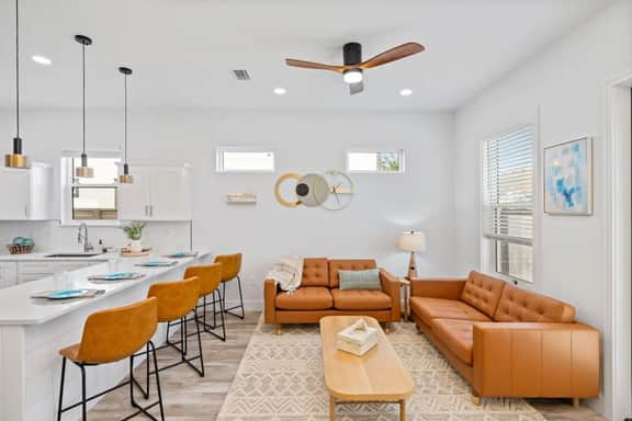 Luxury 5-Bedroom Duplex with Pool - Image 3
