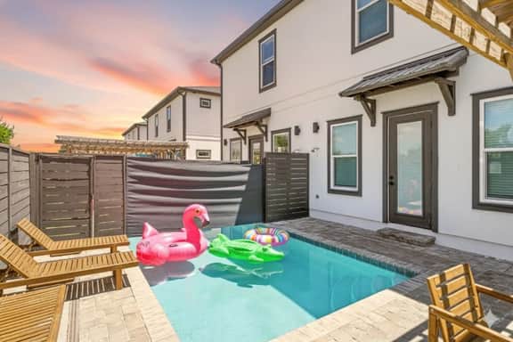 Luxury 5-Bedroom Duplex with Pool - Image 2