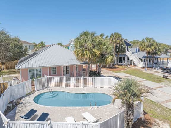 Spacious 3 Bed Home with Pool in Destin - Image 2
