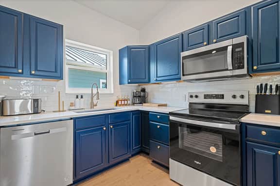 Stylish 1-Bedroom Condo Near Beach - Image 2