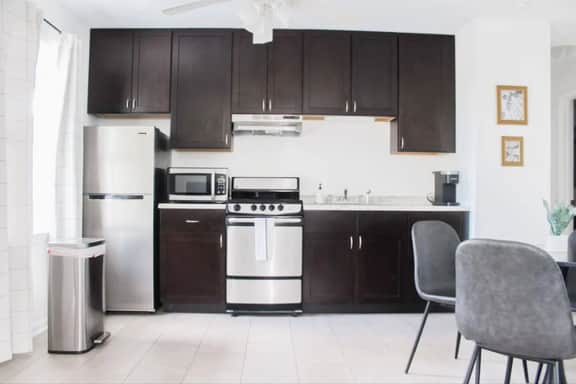 Central Condo l Close to Beach l Full Kitchen - Image 2